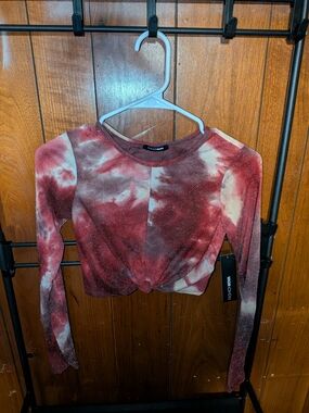 Fashion Nova Women's Red Tie-Dye Long Sleeve Knot Crop Top